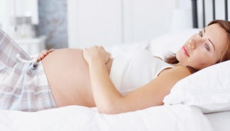 Buhola las mejores posturas para dormir bien durante el embarazo